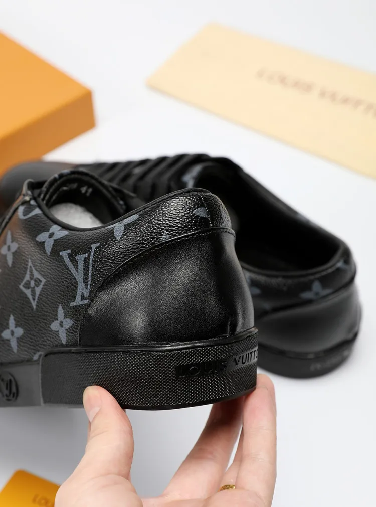 Factory price: 360💰LV official website popular series🔥🔥: 2 production, selected high-end imported cowhide, sheepskin lining sheepskin pads, paired with Louis Vuitton Monogram Ecli men's shoes 💰se canvas and pure black rubber soles, the ultimate simple design, the perfect interpretation of the latest inspiration for shoes, the integration of classics and fashion, high-end quality, worthy of your possession. The bottom car line will never be unglued🏆🏆🏆Welcome all sellers to sell in the picture above. We can send one piece on behalf of you. The code number is 38-44 (45 codes can be customized)